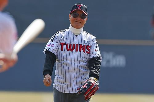 Former LG Twins manager Lee Kwang-hwan throws out the ceremonial first pitch before the Twins' 2025 Korea Baseball Organization season-opener against the Lotte Giants at Jamsil Baseball Stadium in Seoul in this March 22, 2025, file photo. (Yonhap)