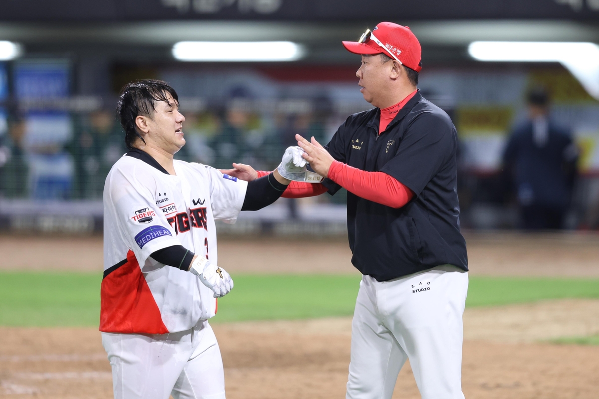 Veteran infielder delivers 1st walkoff hit to keep Tigers in KBO