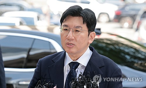 2025年9月15日、ソウル西部にあるソウル警察の事務所に到着し、記者団に話すハイベのバン・シヒョク会長