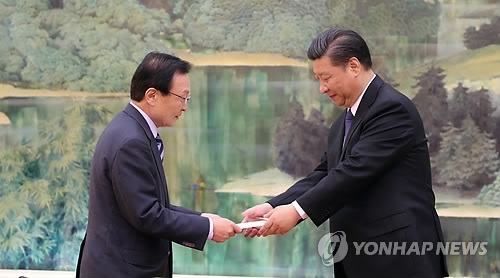 Lee remet la lettre du président Moon à Xi