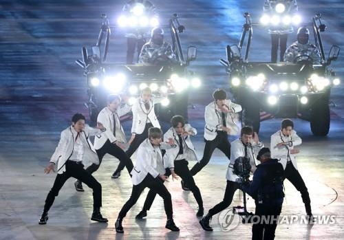 Le groupe sud-coréen EXO interprète un de ses tubes lors de la cérémonie de clôture des 23èmes Jeux olympiques d'hiver, au stade olympique de PyeongChang, dans la province du Gangwon, le 25 février 2018.