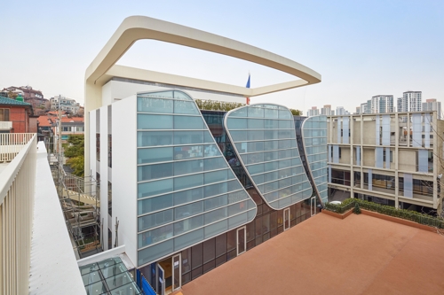 La façade intérieure du nouveau bâtiment du lycée français de Séoul (LFS), juste au sud du fleuve Han, dans l'arrondissement de Seocho. © D.P.J. & Partners
