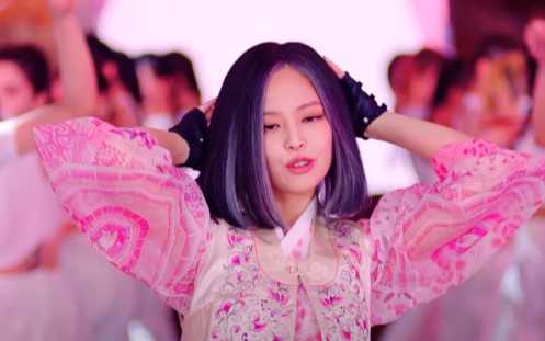 Capture d'écran du clip de «How You Like That» de Blackpink montrant Jennie vêtue d'un hanbok modernisé. (Archivage et revente interdits)