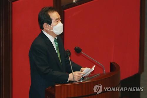 Le Premier ministre Chung Sye-kyun prend la parole à l'Assemblée nationale après l'adoption du budget 2021 de 558.000 milliards de wons (506 milliards de dollars) lors d'une session plénière, le 2 décembre 2020.