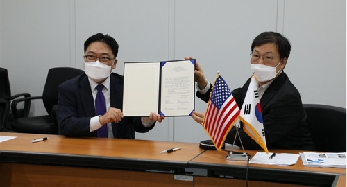 Cérémonie de signature d'un communiqué conjoint sur la coopération entre la Corée du Sud et les Etats-Unis dans les systèmes de navigation par satellite. 