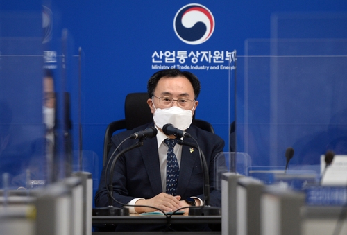 Le ministre de l'Industrie, du Commerce et de l'Energie Moon Sung-wook prend la parole lors d'une rencontre avec la presse le mardi 8 juin 2021, au complexe gouvernemental à Sejong. 