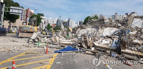 Cette photo fournie par les pompiers de la ville de Gwangju montre un bâtiment qui s'est effondré lors de sa démolition le 9 juin 2021.