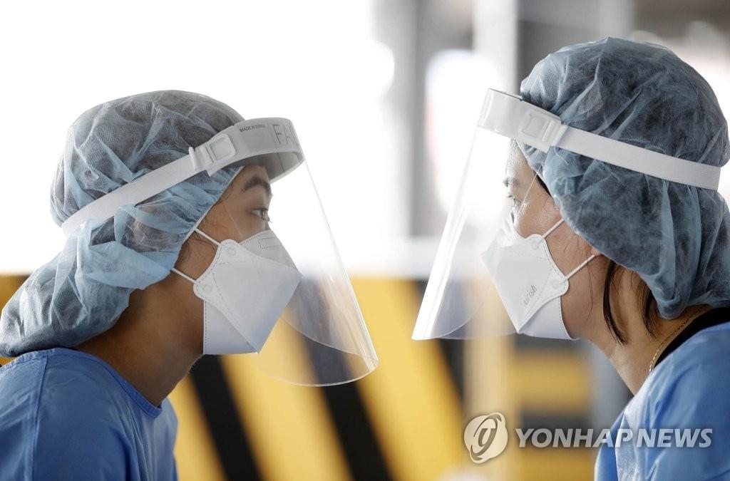 Des membres du personnel médical se parlent au centre de dépistage pour le nouveau coronavirus (Covid-19) dans l'arrondissement de Buk à Gwangju, le mardi 29 juin 2021. (Photo fournie par l'arrondissement de Buk. Revente et archivage interdits)