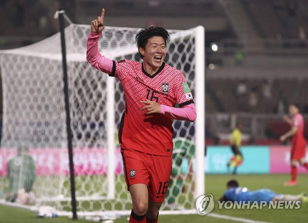 L'attaquant sud-coréen Hwang Ui-jo célèbre un but contre le Turkménistan lors du match des équipes du groupe H au deuxième tour des qualifications asiatiques pour la Coupe du monde de la Fifa 2022 au stade de Goyang, dans la province du Gyeonggi, le 5 juin 2021.