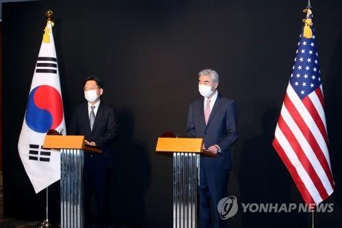 Noh Kyu-duk (à g.), négociateur nucléaire en chef de la Corée du Sud, et son homologue américain Sung Kim, dans un l'hôtel du centre de Séoul, le dimanche 24 octobre 2021. (Pool photo) 