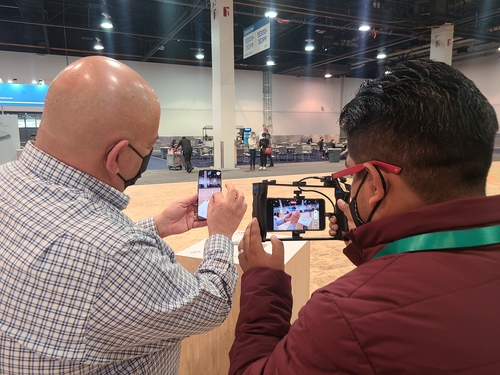 Des visiteurs découvrent des appareils LG via la réalité virtuelle sur le stand de la société au Consumer Electronics Show (CES) à Las Vegas, le 5 janvier 2022.