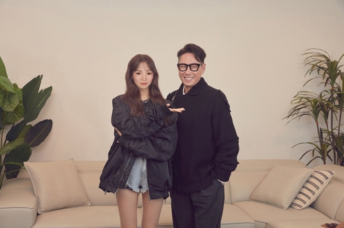 La chanteuse virtuelle créée par LG Electronics Inc., Reah Keem, et l'artiste Yoon Jong-shin. (Photo fournie par LG Electronics Inc. Revente et archivage interdits) 