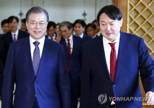 Le président Moon Jae-in (à gauche) et Yoon suk-yeol. (photo d'archives)