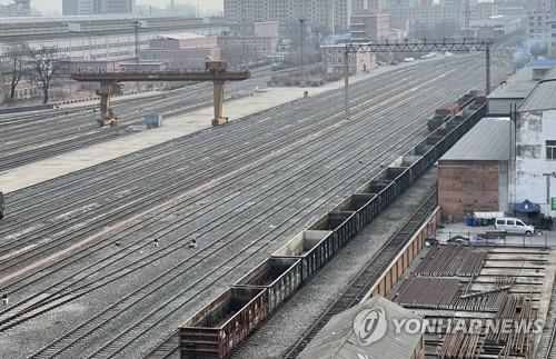 Un train de fret en gare de Dandong, en Chine, le lundi 10 janvier 2022. 