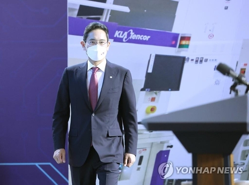 Le vice-président de Samsung Electronics, Lee Jae-yong, monte sur le podium pour prononcer un discours de bienvenue au président sud-coréen Yoon Suk-yeol et au président américain Joe Biden dans une usine de puces de l'entreprise à Pyeongtaek, à 70 kilomètres au sud de Séoul, le 20 mai 2022.