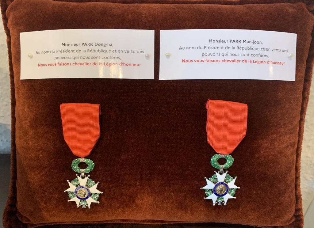 Les insignes de chevalier de la Légion d'honneur de la France remises au sergent Park Dong-ha (à g.) et au caporal Park Mun-joon, lors de la cérémonie de remise tenue à la résident de l'ambassadeur de France en Corée, le lundi 27 juin 2022. 