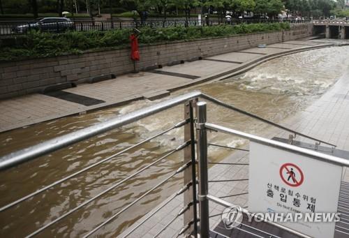 Une entrée de la rivière Cheonggye, dans le centre de Séoul, reste fermée, le jeudi 30 juin 2022, en raison de pluies diluviennes. 