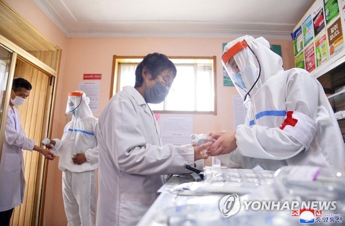 Sur cette photo publiée par l'Agence centrale de presse nord-coréenne (KCNA) le 4 juin 2022, des membres du personnel militaire nord-coréen distribuent des médicaments. (Utilisation en Corée du Sud uniquement et redistribution interdite)