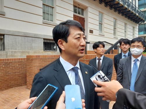 Le ministre du Commerce Ahn Duk-geun répond à des questions de journalistes après un entretien bilatéral avec la représentante américaine au commerce (USTR), Katherine Tai, le mercredi 7 septembre 2022 (heure locale) à Washington. (Pool photo)