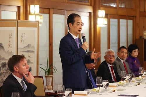 Le Premier ministre Han Duck-soo prend la parole lors d'un déjeuner-rencontre avec des ambassadeurs en Corée du Sud de 13 pays d'Asie-Pacifique à sa résidence officielle dans le centre de Séoul, le vendredi 23 septembre 2022. (Photo fournie par le bureau de Han. Revente et archivage interdits)