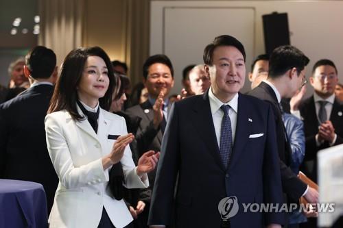 Le président Yoon Suk Yeol et son épouse Kim Keon Hee participent à l'événement WEF Korea Night 2023 à l'hôtel Ameron à Davos, en Suisse, le mercredi 18 janvier 2023 (heure locale). 