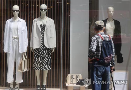 La devanture d'un magasin de vêtements à Séoul. (Photo d'archives Yonhap)