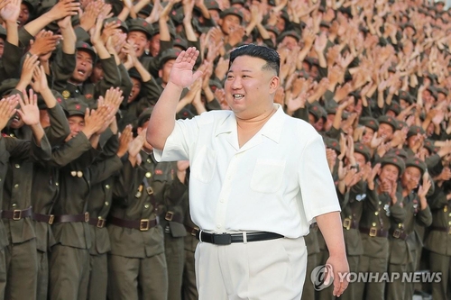 Le dirigeant nord-coréen en séance photos avec des participants du défilé
