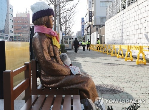 釜山の日本総領事館前の歩道に設置された少女像（資料写真）＝（聯合ニュース）