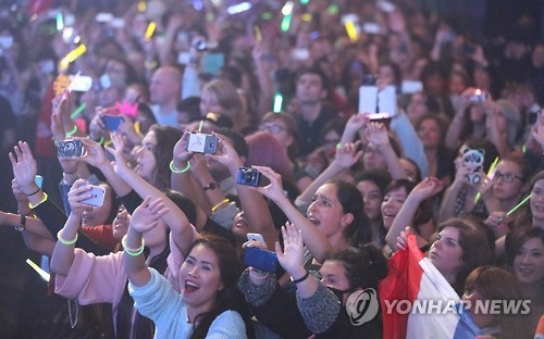 昨年６月にフランス・パリで開催された韓流イベント「ＫＣＯＮ　２０１６　ＦＲＡＮＣＥ」の様子。会場は大勢の韓流ファンの熱気に包まれた＝（聯合ニュース）