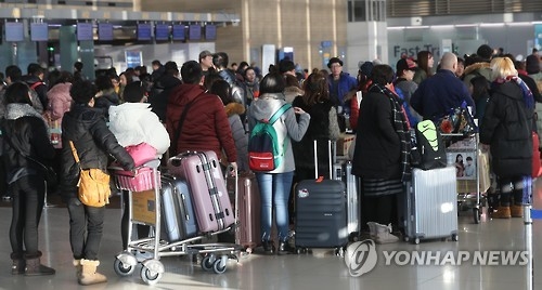 旧正月連休は海外で 出国ラッシュの仁川空港 韓国 聯合ニュース