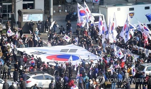 弾劾反対派の市民団体も集会を開き「弾劾無効」などを主張した＝１１日、ソウル（聯合ニュース）