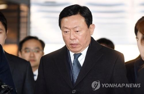 出廷する韓国ロッテグループ会長の辛東彬被告＝１３日、ソウル（聯合ニュース）