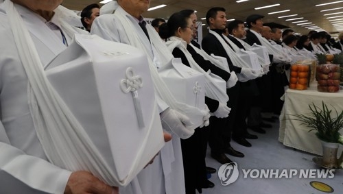 日本から韓国に戻った強制徴用被害者の遺骨＝２８日、ソウル（聯合ニュース）