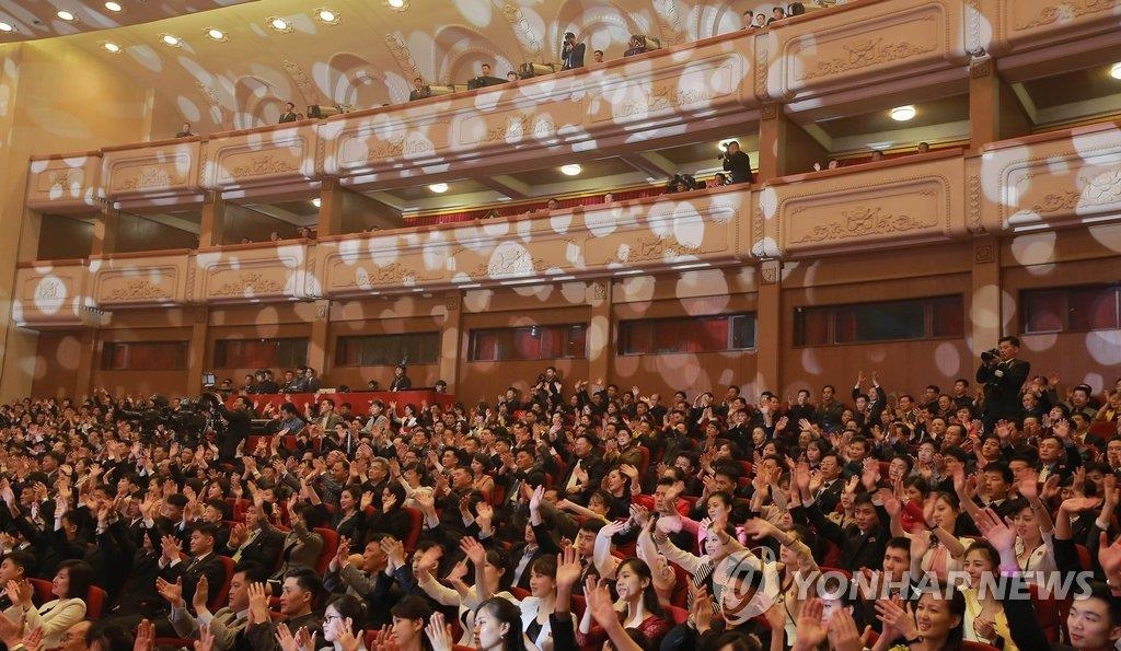 平壌で１日に開かれた韓国芸術団の公演を鑑賞する市民＝（朝鮮中央通信＝聯合ニュース）