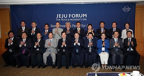 記念撮影を行う李首相（前列左から５人目）や韓日・日韓議連の議員ら＝２７日、済州（聯合ニュース）