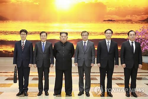 ３月に訪朝した際、金正恩委員長（左から３人目）と記念撮影する特使団。右から３人目が今回の首席特使を務める徐氏＝（聯合ニュース）