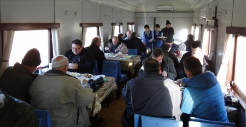 北朝鮮の観光列車内で食事する外国人旅行客（ウェブサイト・朝鮮観光より）=（聯合ニュース）