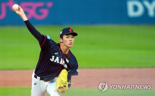 今大会初登板した佐々木＝６日、釜山（聯合ニュース）