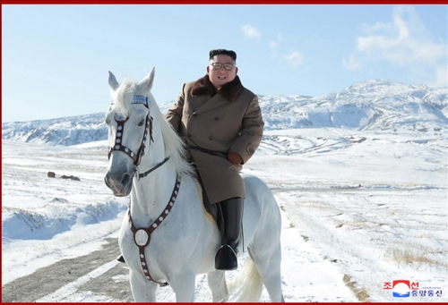 金正恩氏が白馬で白頭山訪問　「米国が強要した苦痛に人民憤怒」