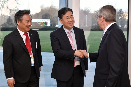 韓国の朴良雨・文化体育観光部長官（中央）と握手するＩＯＣのバッハ会長（ＩＯＣ提供）=（聯合ニュース）