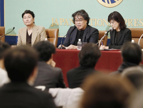 日本記者クラブでの会見に出席したポン・ジュノ監督（中央）とソン・ガンホ（左）＝２３日、東京（共同＝聯合ニュース）