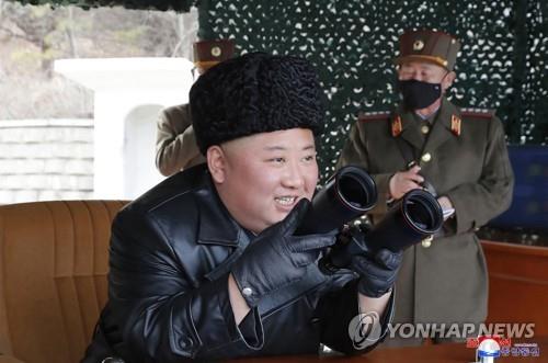 朝鮮中央通信は金委員長が長距離砲兵区分隊の火力打撃訓練を視察したと報じた＝（聯合ニュース）≪転載・転用禁止≫