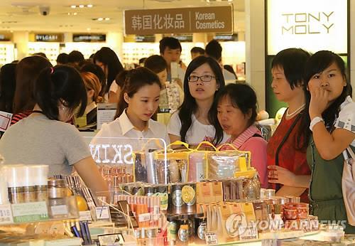 韓国化粧品の売り場を訪れた中国人観光客（資料写真）＝（聯合ニュース）