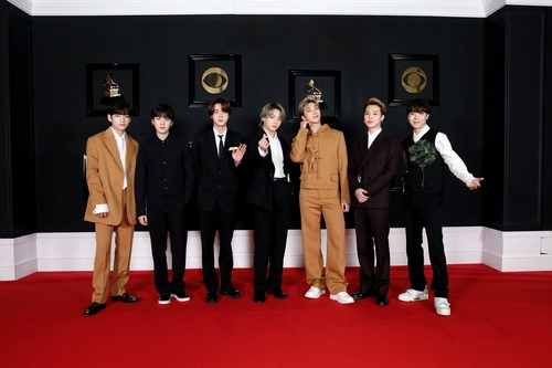 レッドカーペットでポーズを取るＢＴＳ（所属事務所提供）＝（聯合ニュース）≪転載・転用禁止≫