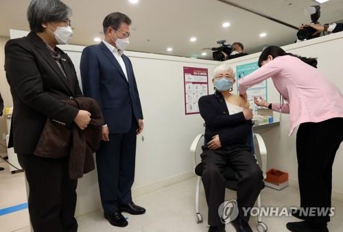 ワクチン接種が始まった２月２６日、ソウル市内の麻浦区保健所を訪れ、接種状況を視察する文大統領（左から２人目）＝（聯合ニュース）