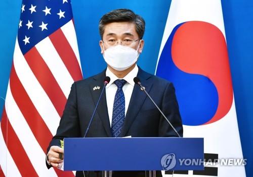 ２プラス２後に開かれた共同記者会見に出席した徐氏（写真共同取材団）＝１８日、ソウル（聯合ニュース）