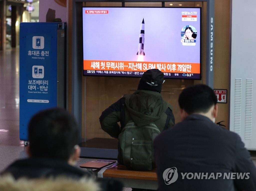 今月５日、韓国・ソウル駅で北朝鮮の弾道ミサイル発射に関するニュースを見る市民＝（聯合ニュース）