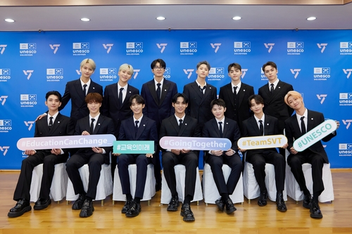 ＳＥＶＥＮＴＥＥＮがユネスコ韓国委員会と教育の重要性を伝えるキャンペーンを行う（ユネスコ韓国委員会提供）＝（聯合ニュース）≪転載・転用禁止≫