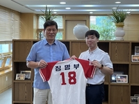 日本人野球ファン　福士敬章投手の遺品を韓国プロ野球に寄贈