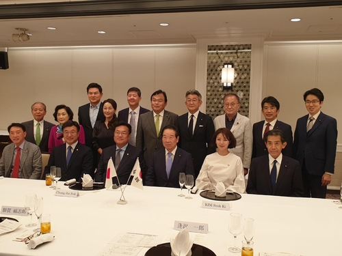 懇談会に出席した韓日・日韓議連の議員＝２６日、東京（聯合ニュース）